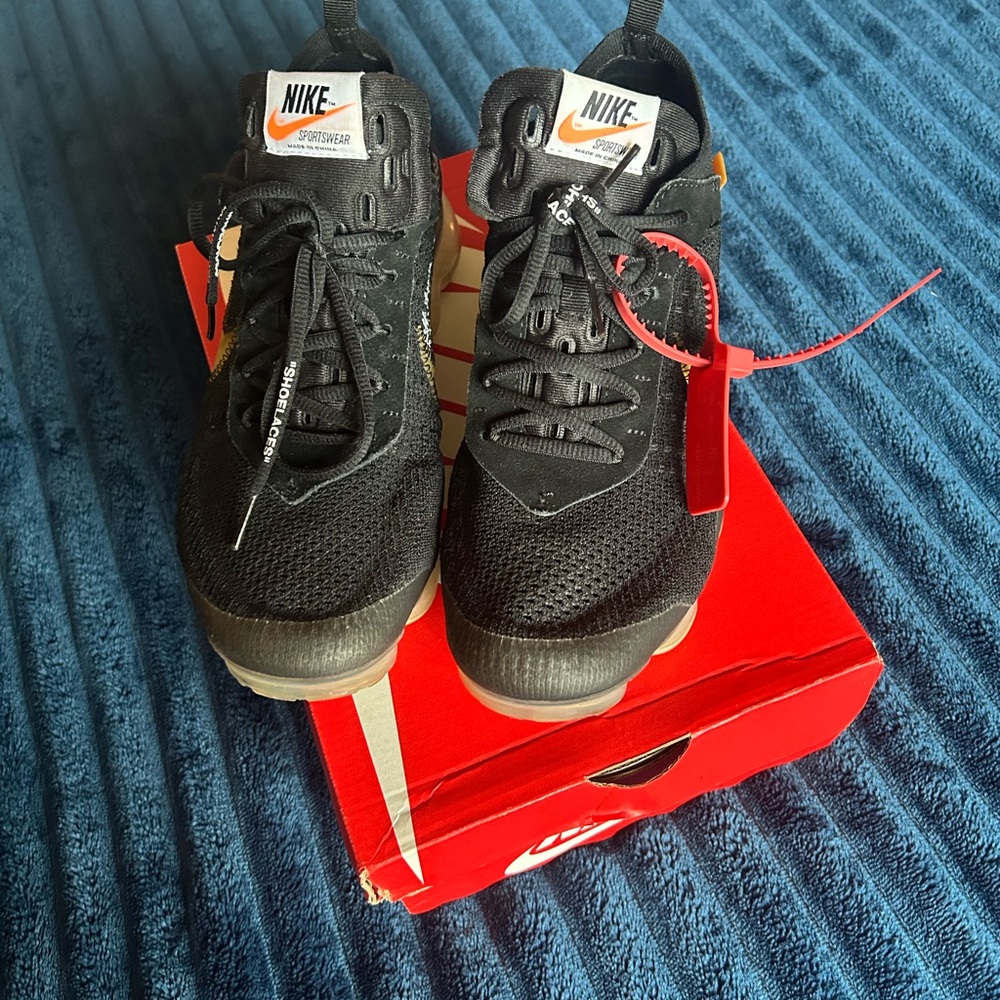 Off-White Men's Black and Orange Sneakers